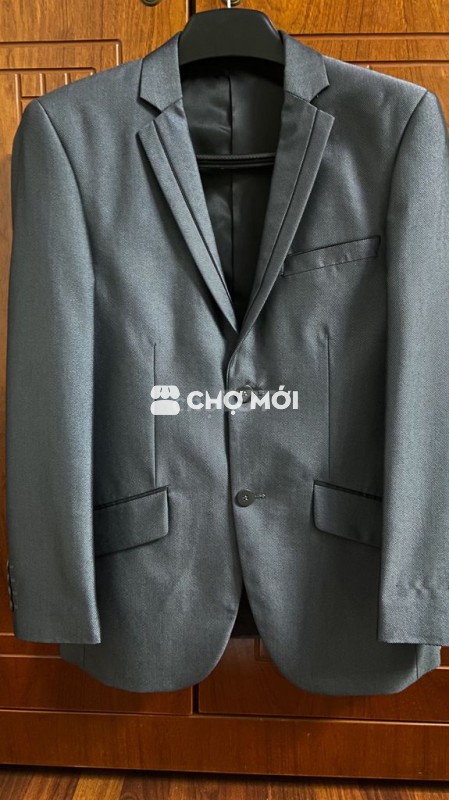 Bộ vest tuxedo được tặng không dùng.