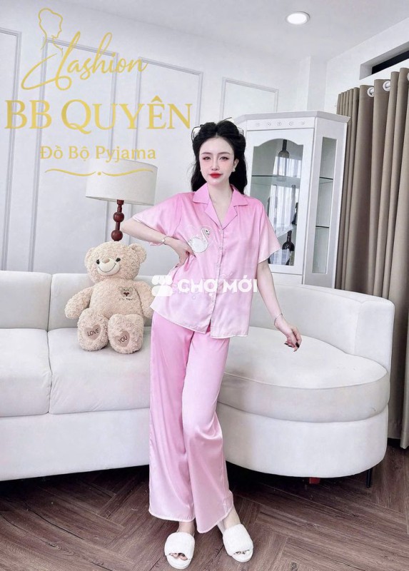 🌸 Pyjama Lụa Latin Cổ Vest – Freesize 50–75kg
