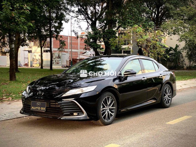 Toyota Camry 2022 2.0Q Đen/Kem 11 ngàn KM Lướt