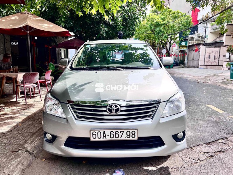Toyota Innova 2012 2.0V - 125000 km