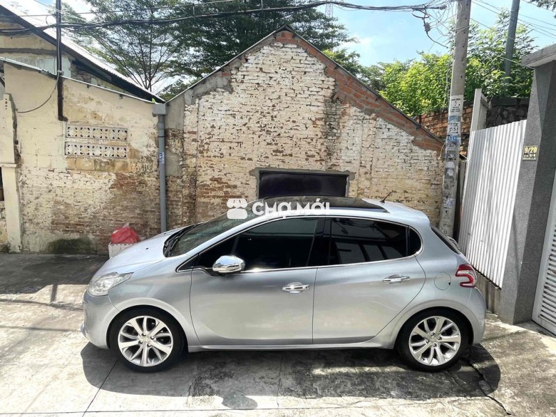 Mới mua xe mới nên dư bán bớt xe PEUGEOT 208 nhập