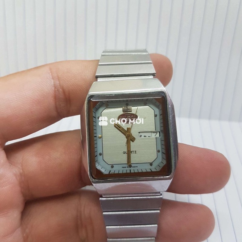 Đồng hồ Seiko Quartz cổ điển dáng tank.