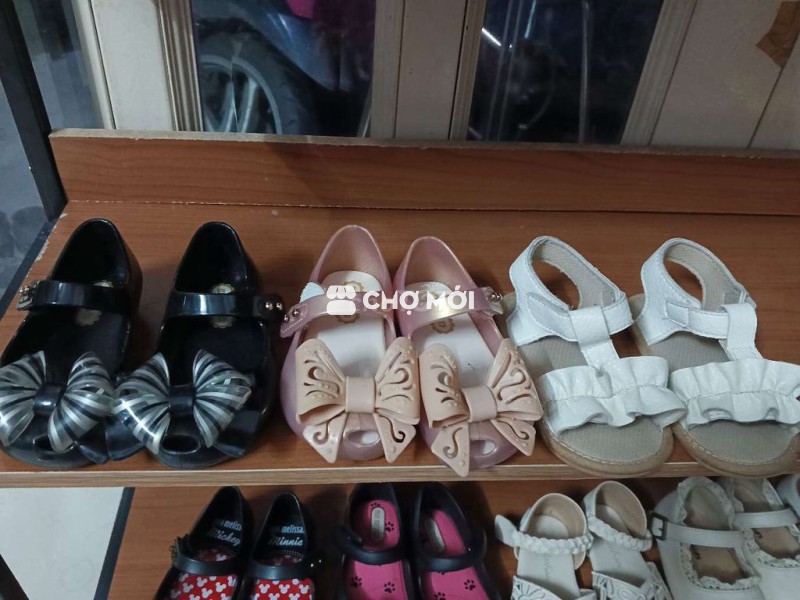 3 đôi giày mới tinh giá 200k.