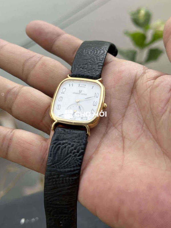 Đồng hồ Universal Geneve chạy Pin kim rốn