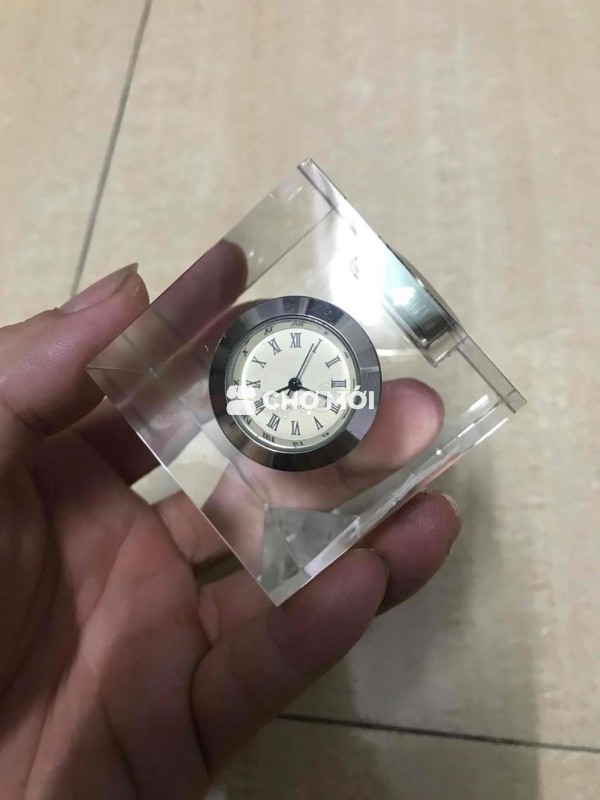 đồng hồ pha lê của nhật chạy giờ và đo nhiệt độ