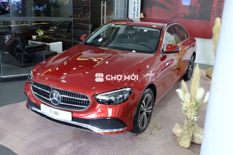Mercedes-Benz E180 - trả trước  262 triệu