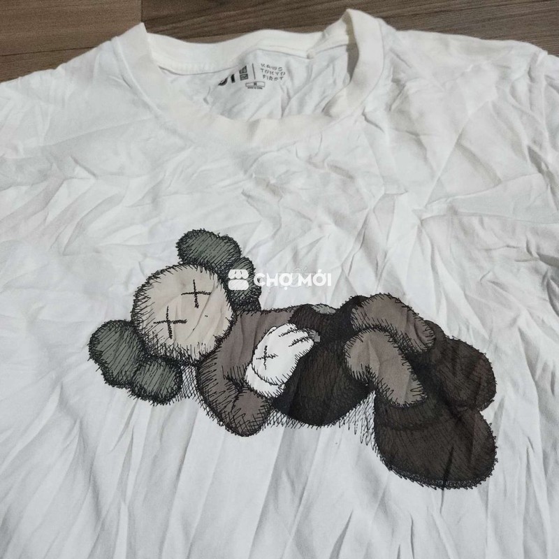 T_Shirts Uniqlo kaws Tokyo (size M)