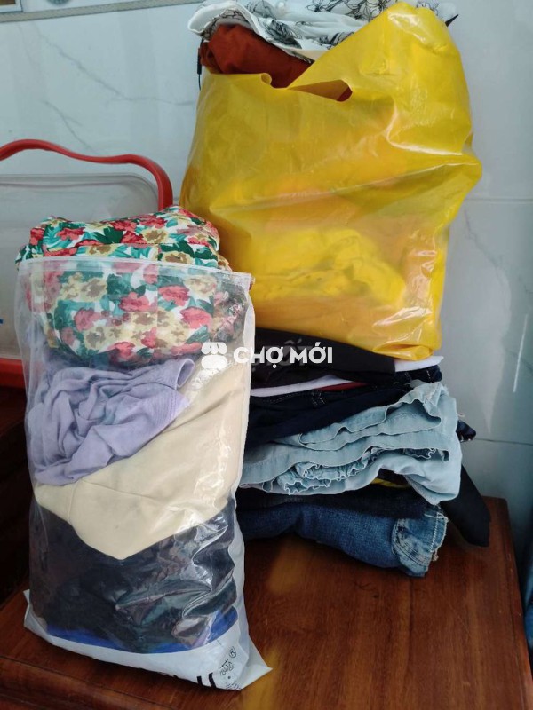 Tặng đồ cho nhóm hội từ thiện