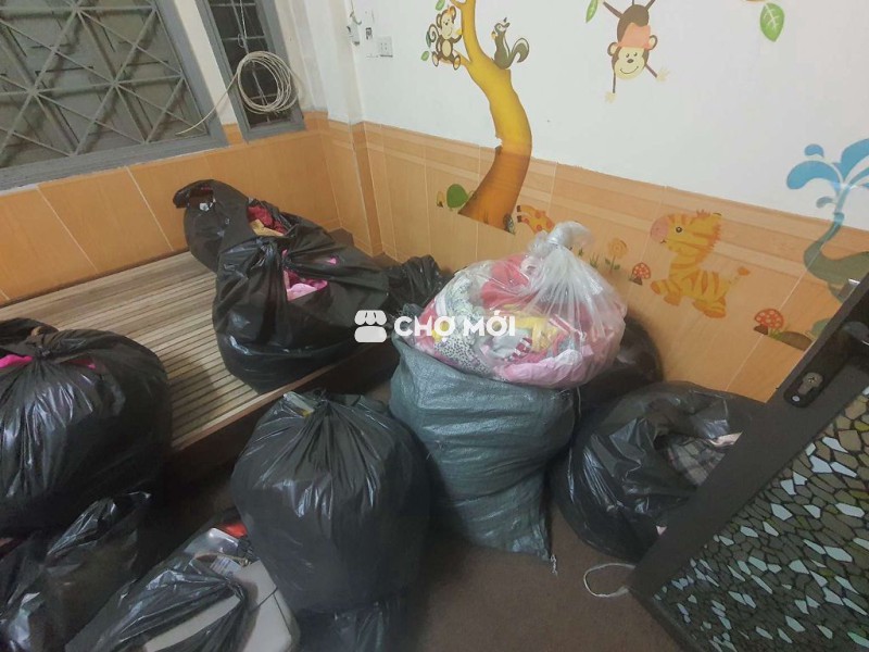 Quần áo trẻ e và người lớn