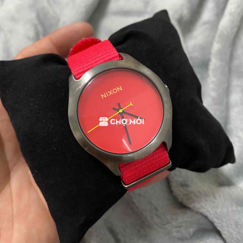 Đồng hồ Nixon red đấu giá Nhật Bản về