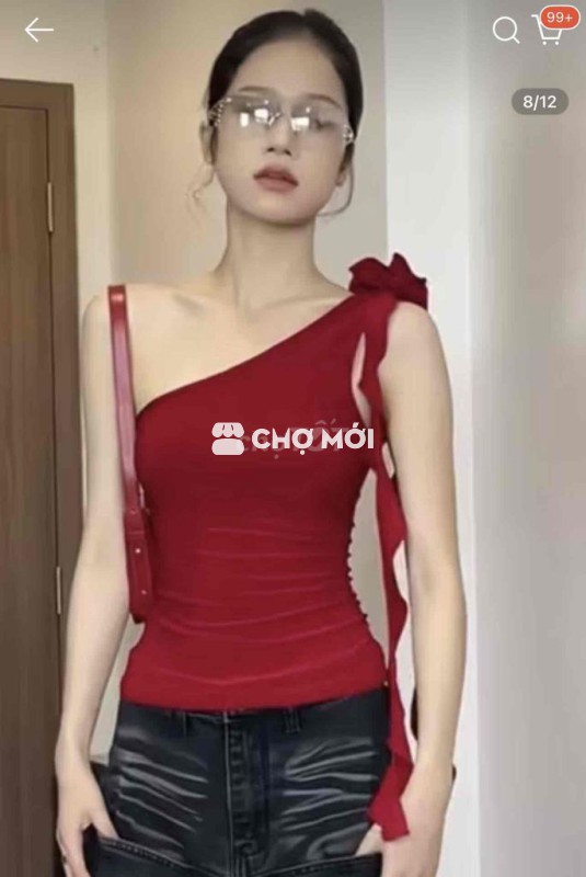 Áo lệch vai hở 1 bên đính hoa hồng có dây tua rua