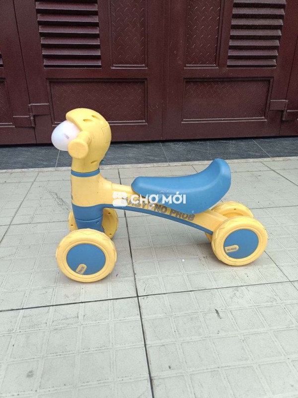 Xe chòi chân cho bé