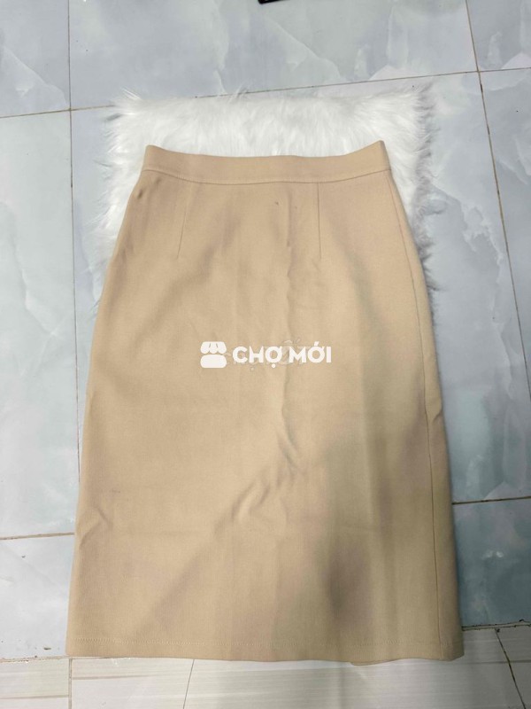 Pass chân váy bút chì màu be