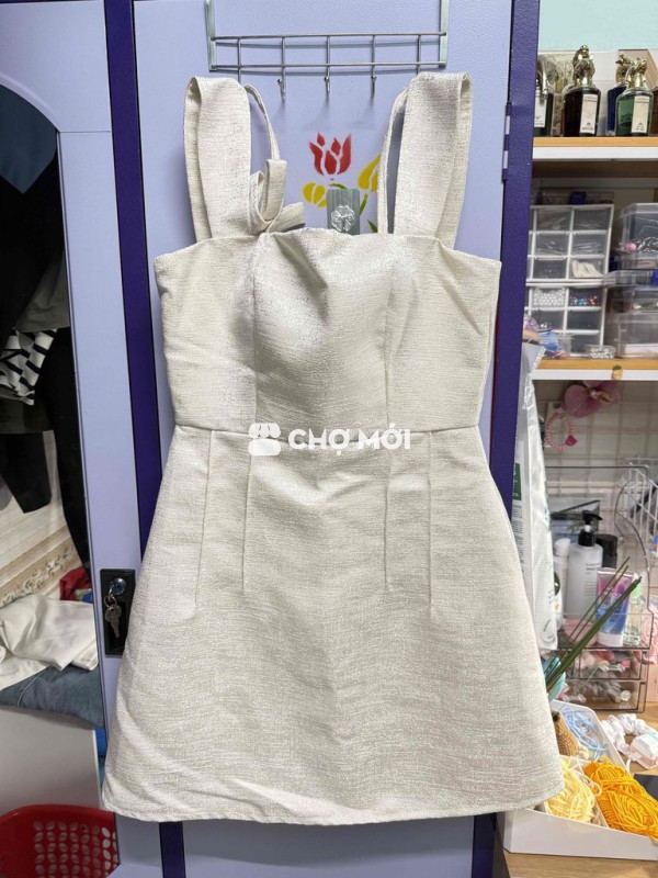 Pass váy linen ánh nhũ kem sang chảnh