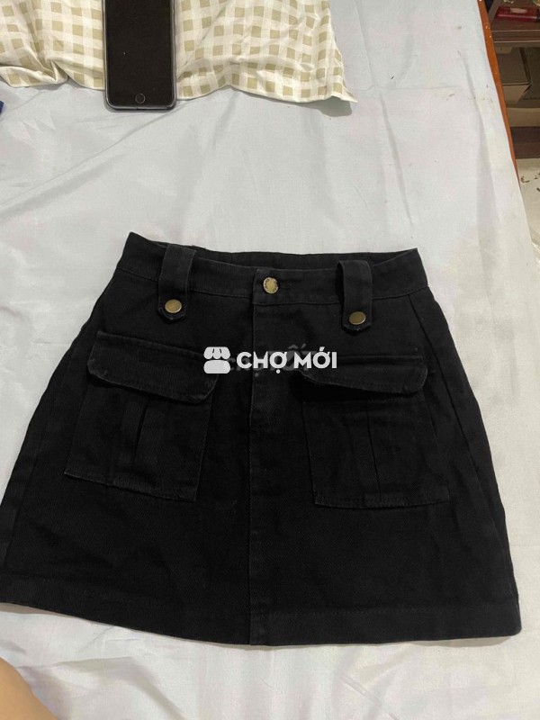 chân váy đen chữ a