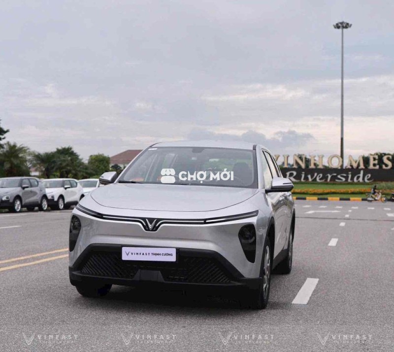 VinFast Limo Green 2025