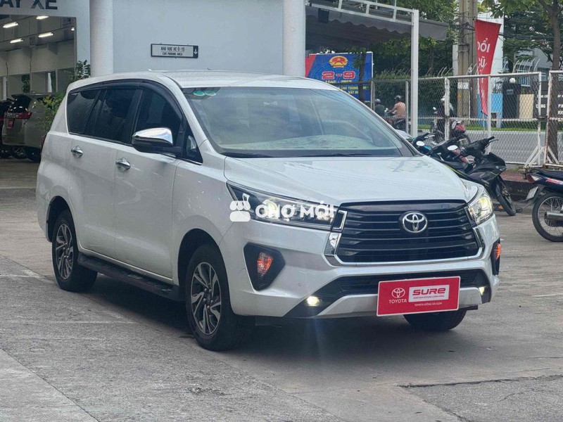 Toyota Innova 2.0G số tự động màu trắng gia đình