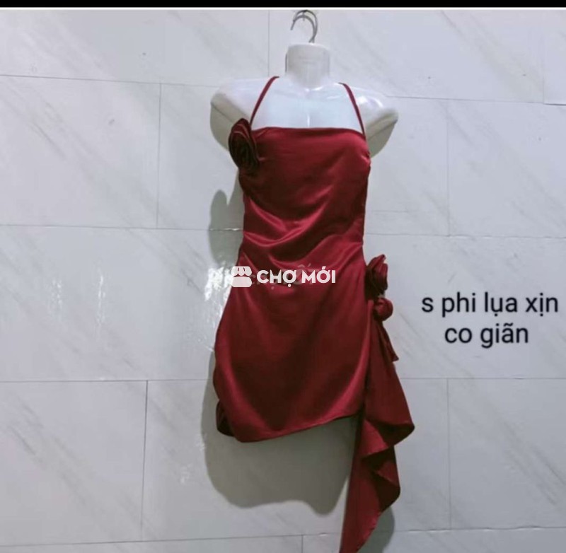 Đầm ngắn phi lụa đỏ ôm dáng nữ