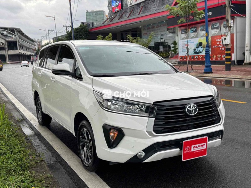 Toyota Innova 2.0E MT số sàn màu trắng 2023 đi ít