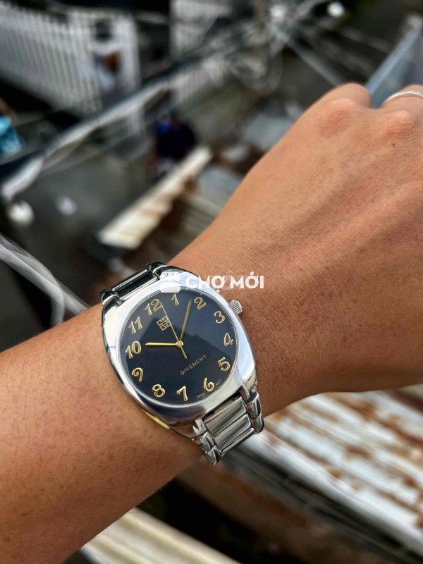 Đồng hồ Givenchy pin thụy mặt đen cọc học trò