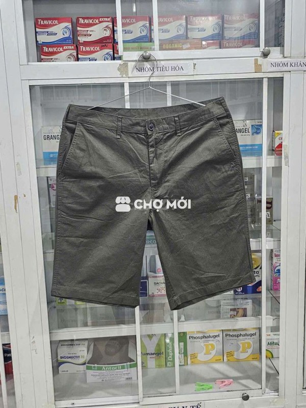 Quần shot Gu màu xanh rêu như mới