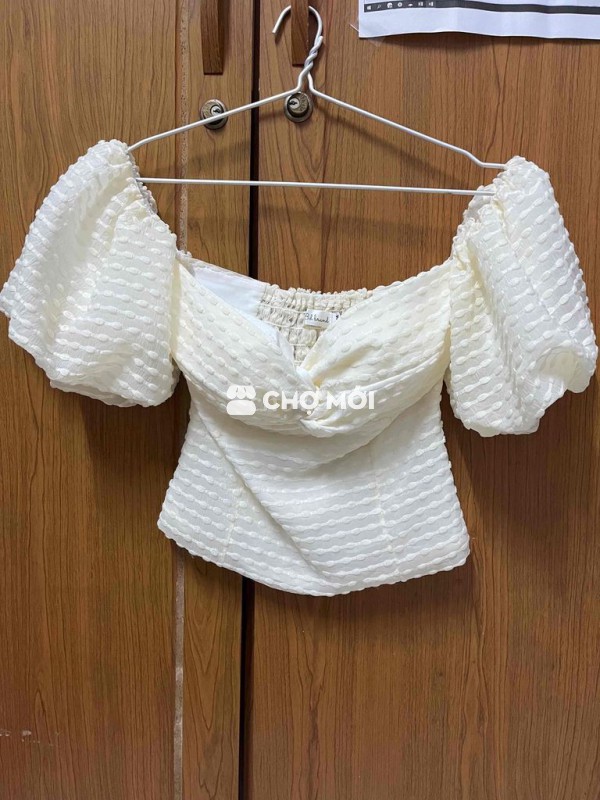 Áo kiểu nữ trễ vai tay phồng màu trắng kem