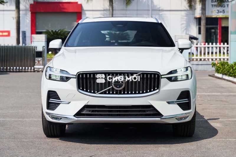 Volvo XC60 B6 Ultra 2025 ưu đãi 300 triệu đồng