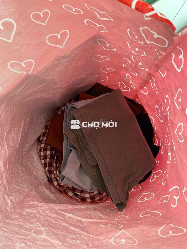 còn ít quần áo nữ cũ, e tặng