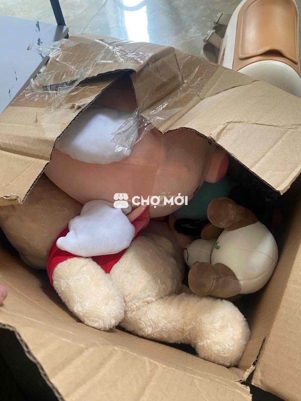 Tặng gấu bông nhỏ cho bé