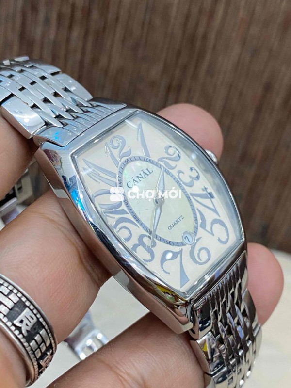 Chiếc đồng hồ unisex form trống, mặt xà cừ, vỏ thé