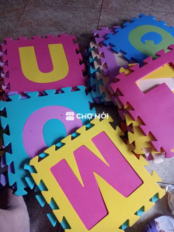 Cho tặng thảm chữ cái cho bé