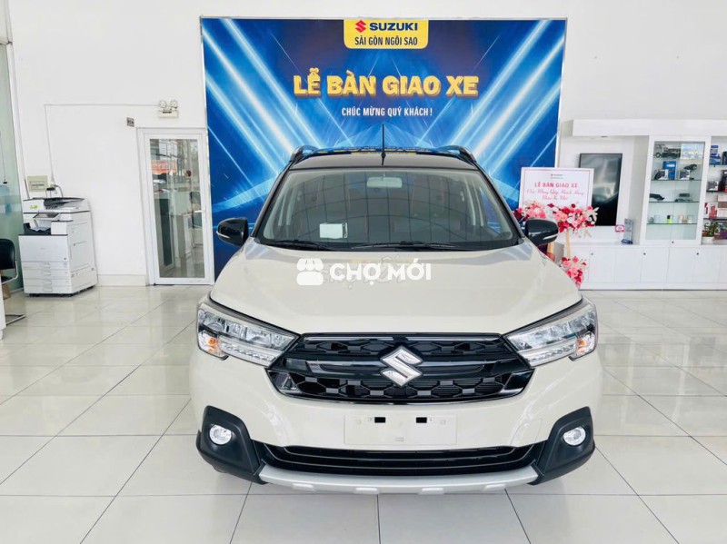 Suzuki XL7 7 chỗ, màu trắng ngà nóc đen
