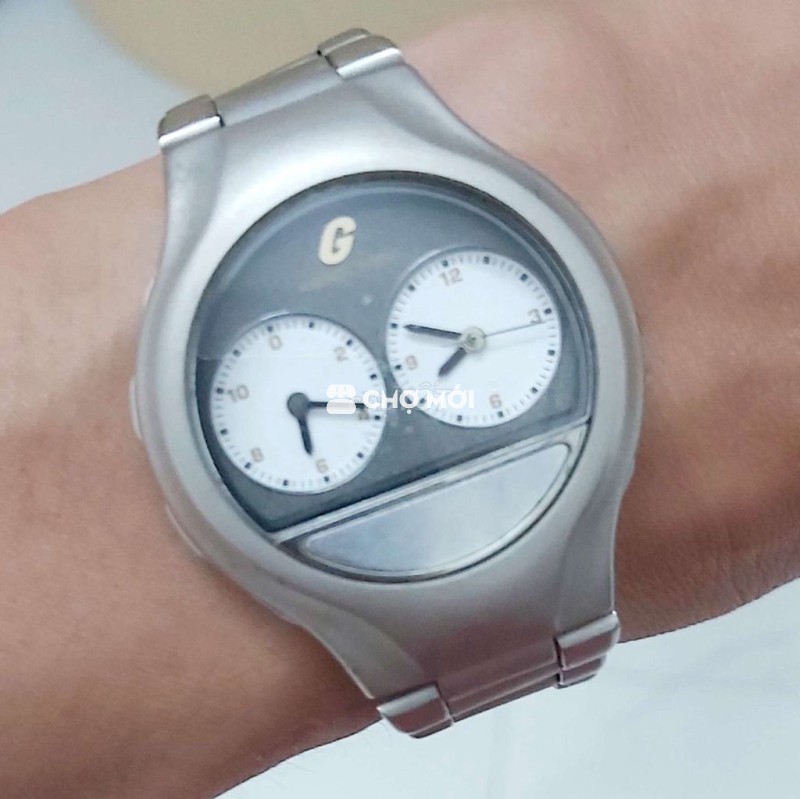 Đồng hồ 2 máy độc lạ