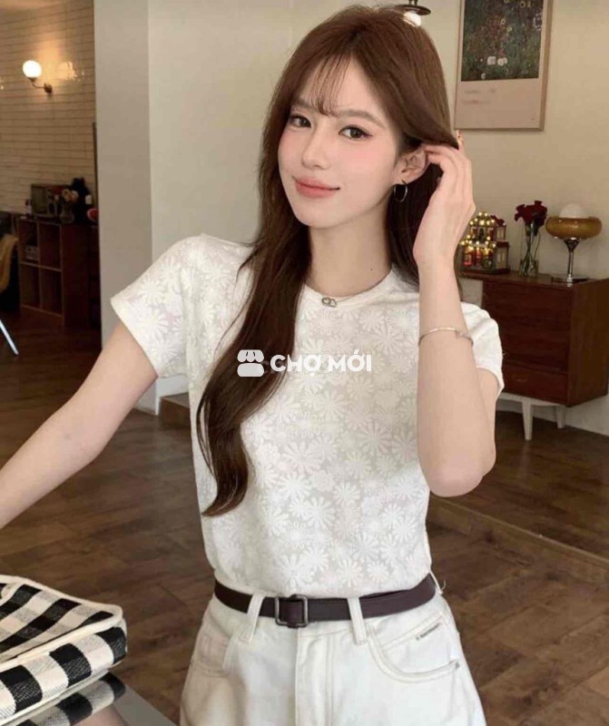 Áo thun trắng thời trang hoạ tiết hoa