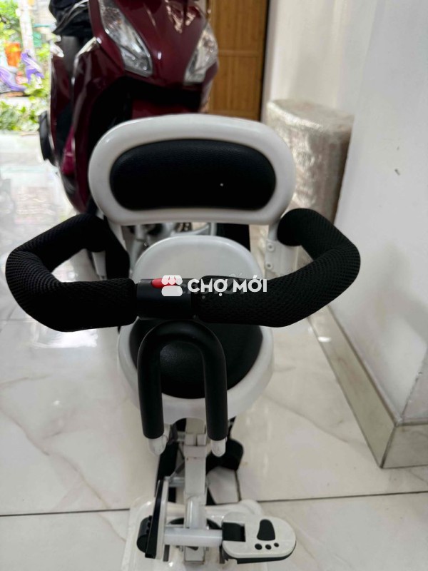 Ghế xe máy trẻ em có tay vịn, chỗ để chân