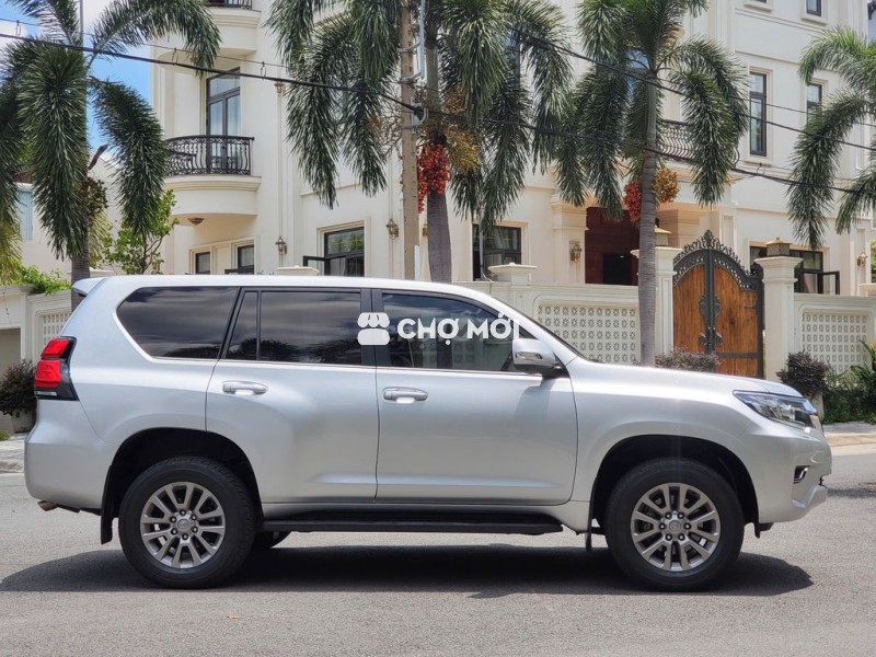 Toyota LandCruiser Prado hàng đầu SUV hạng sang