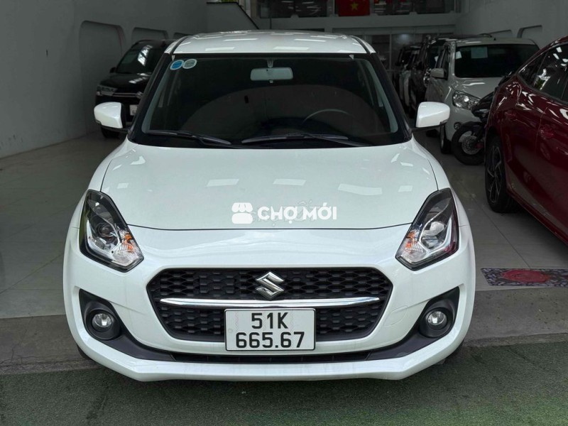 Suzuki Swift GLX 2023 màu trắng rất đẹp.