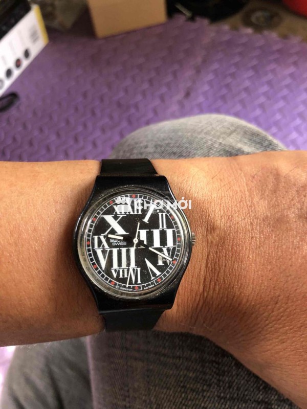 một em đồng hồ hiệu swiss made size 32 máy pin