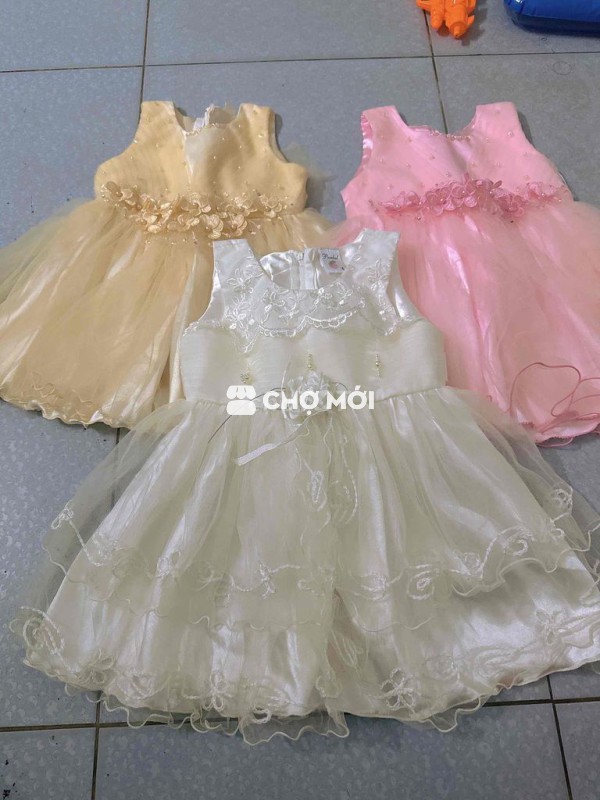 3 đầm mua về còn mới bé chưa mang