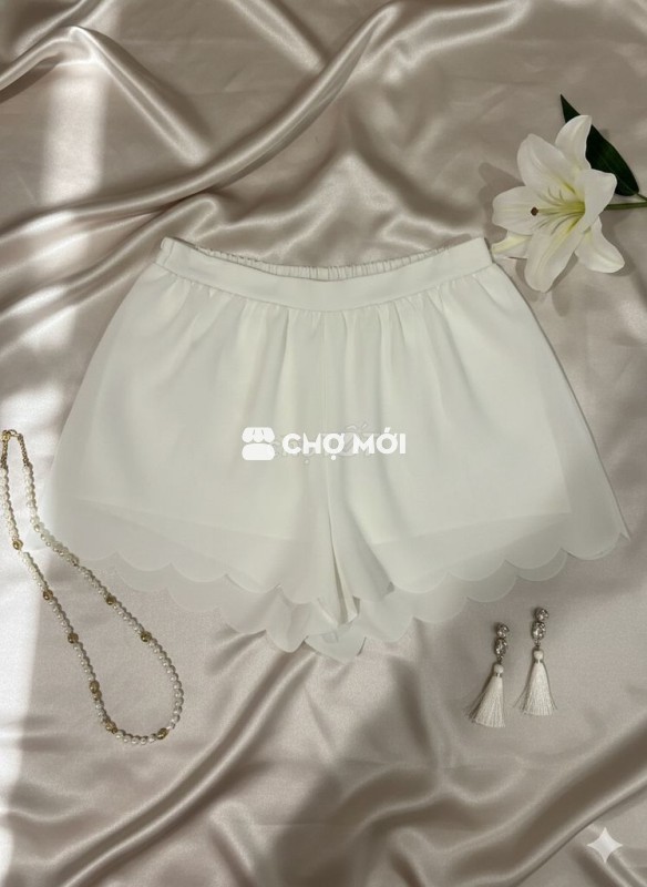 Quần short trắng viền sóng nhẹ nhàng – Size S