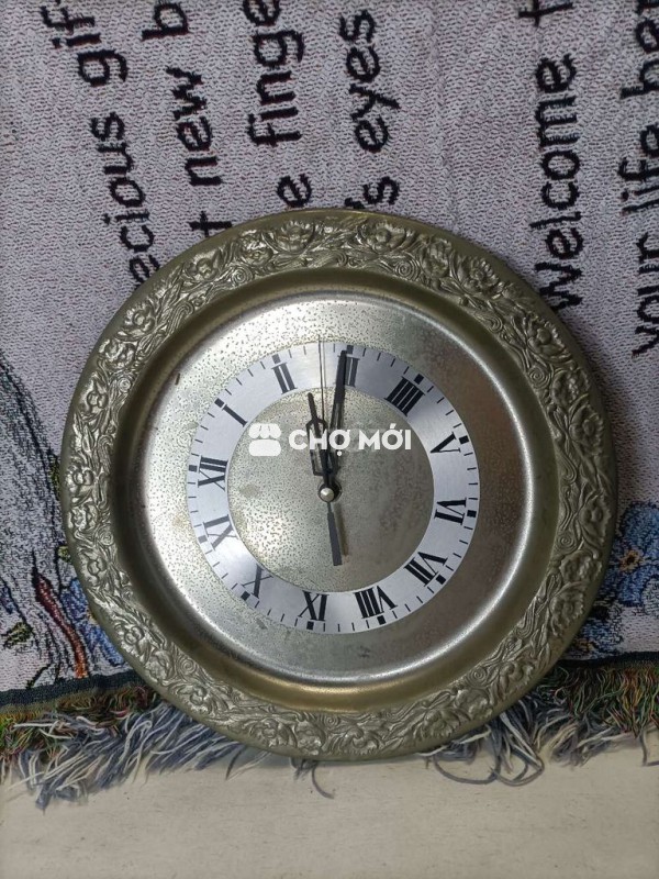 Đồng hồ pin nhật đang hoạt động