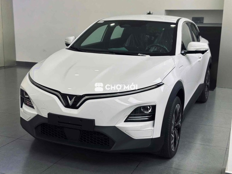Vinfast VF6 plus xám, trắng nội thất nâu giao ngay