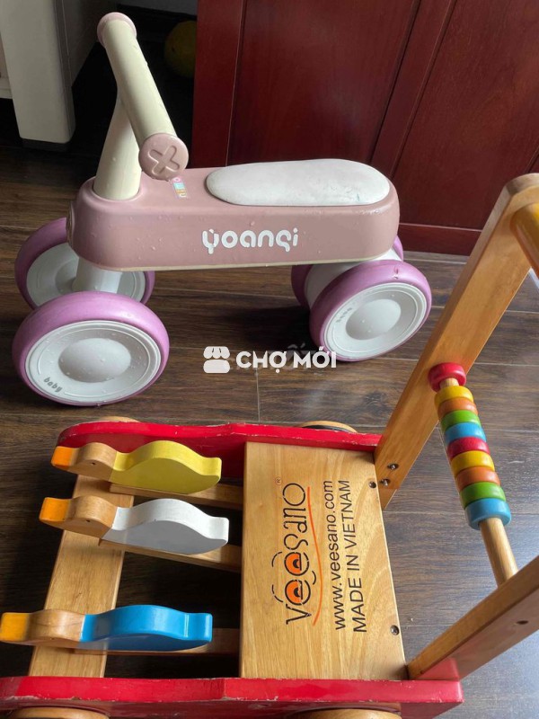 Xe chòi chân Yoangi màu hồng trắng và xe gà tập đi