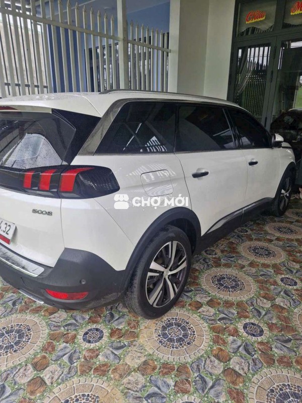 Ô tô Peugeot 5008 SX 2019 7 chỗ màu trắng