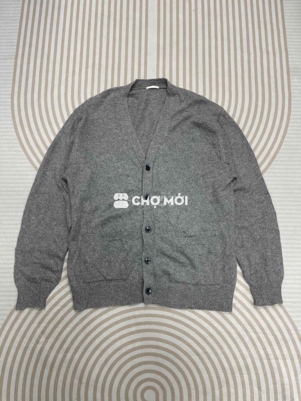 Cardigan Gu size M Số đo: ngực 55, dài 69 Giá: 250
