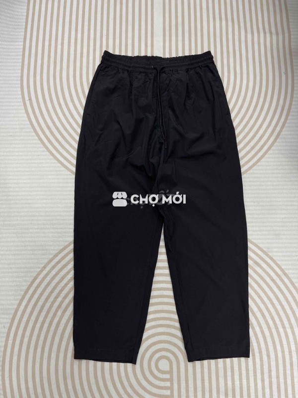 Quần gió Gu size M Số đo: eo 78-94, dài 95, ống 18