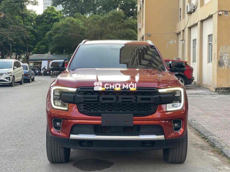 Ford Everest Titanium 2.0L 4x4 model 2023 đỏ cam