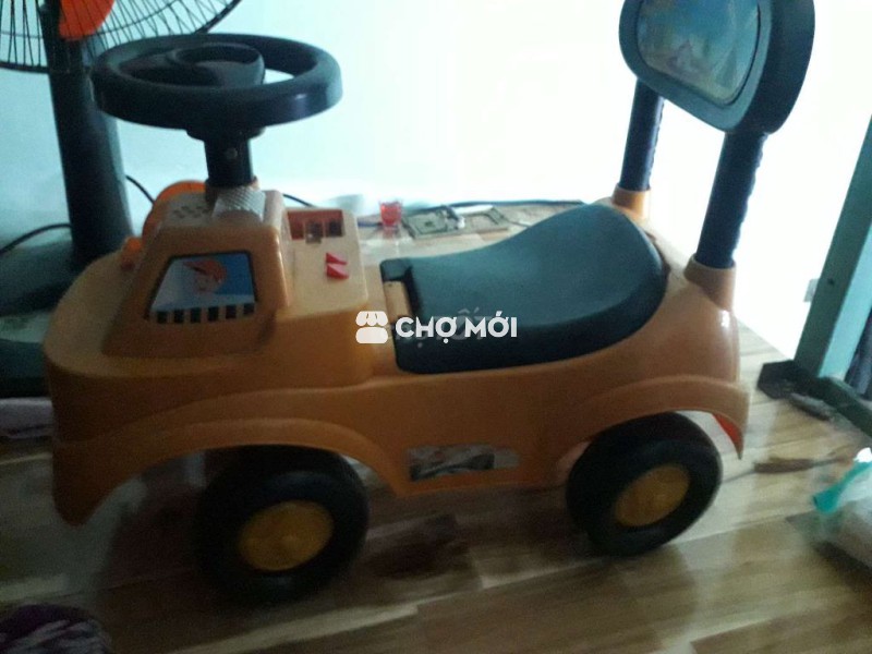 Xe cho bé ngồi chơi