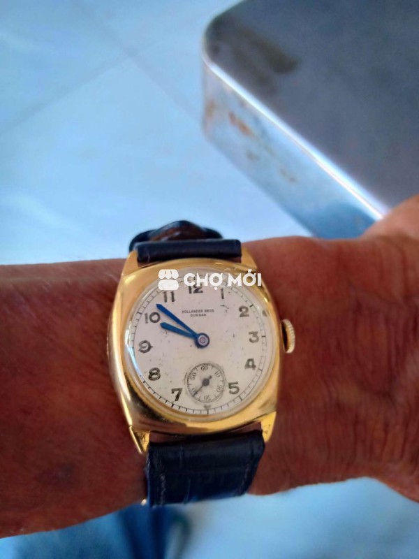 Đồng hồ lên cót tay hiệu Hollander bros của Swiss.