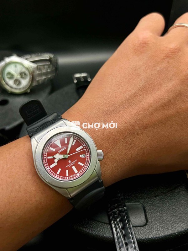 Đồng hồ Seiko Sus mặt đỏ gạch trẻ trung năng động